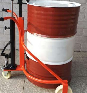煉油廠使用油桶搬運車（油桶搬運車裝卸貨物方法）